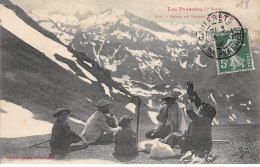 Les Pyrénées - Repas De Patres En Montagne - Très Bon état - Other & Unclassified