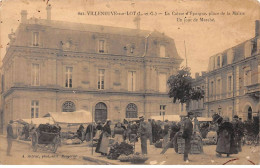 VILLENEUVE SUR LOT - La Caisse D'Epargne - Place De La Mairie - Un Jour De Marché - état - Villeneuve Sur Lot