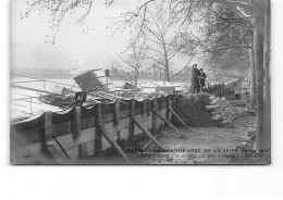 PARIS - La Grande Crue De La Seine - Janvier 1910 - Etablissement D'un Barrage Au Quai Voltaire - Très Bon état - Paris Flood, 1910