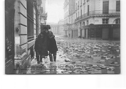 PARIS - La Grande Crue De La Seine - Janvier 1910 - Rue De Bourgogne - Deux Sauveteurs - Très Bon état - Inondations De 1910