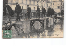 PARIS - Inondations De Janvier 1910 - Une Passerelle Improvisée - Très Bon état - Inondations De 1910