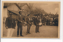 PYRENEES-ATLANTIQUES : Types Basques Tamborineros Et Joueurs De Fifres A Gauche Le Chanteur-compteur - Etat - Autres & Non Classés