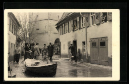 Foto-AK Waiblingen, Strassenpartie Bei Hochwasser - Passanten, Hausbewohnerinnen, Boot Und Einwohner Mit Eimer  - Floods