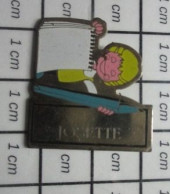 912e Pin's Pins / Beau Et Rare / AUTRES / PReNOM JOSETTE ENFANT BLOND AVEC CARNET ET STYLO - Otros & Sin Clasificación