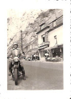 Photo (7 X 10 Cm) Moto Modèle Café Au Pied Du Rocher - Dinant