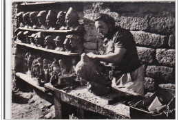 LOCRONAN : Job Le Sculteur A Son Etabli Sur La Place De Locronan - Tres Bon Etat - Autres & Non Classés