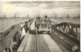 9705 Arromanches - Port Winston Churchil - Jeep Sur Une Des Jetées. Au Loin, Les Quais De Débarquement - War 1939-45