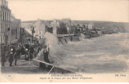 ARROMANCHES LES BAINS - Aspect De La Digue Par Une Marée D'Equinoxe - Très Bon état - Arromanches