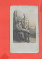 MILITARIA  Carte Photo Animée Deux Soldats NUMERO 85 Sur Le Col - Materiale