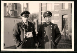 Fotografie Unbekannter Fotograf, Ansicht Wuppertal, Strassenbahn-Schaffner & Strassenbahnführer Neben Triebwagen Lini  - Strassenbahnen