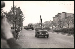 Fotografie NVA-Militärparade, Kübelwagen Mit Nationalfahne Führt Panzer, Tank-Kolonne An  - Krieg, Militär