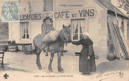 63-AUVERGNE FOLKLORE SUR LA ROUTE LA HALTE FORCEE-N°5153-A/0065 - Sonstige & Ohne Zuordnung