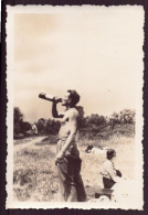 PHOTO D UN HOMME BUVANT A LA BOUTEILLE 6 X 9 CM - Anonyme Personen