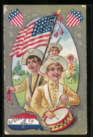 Präge-AK Drei Junge Männer Mit Flagge Und Trommel, 4th Of July, Amerikanischer Unabhängigkeitstag  - Autres & Non Classés