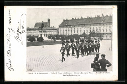 AK Garde-Infanterie Marschiert Auf Der Strasse Einer Stadt  - Sonstige & Ohne Zuordnung