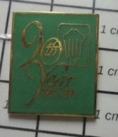 912e Pin's Pins / Beau Et Rare / AUTRES / 90 YEARS 1902 1992 De Quoi , On Sait Pas ! - Otros & Sin Clasificación
