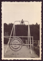 PHOTO D UN HOMME SUR UNE BALANCOIRE 6 X 9 CM - Anonyme Personen