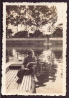 PHOTO D UNE FEMME DANS UNE BARQUE 6 X 9 CM - Anonieme Personen