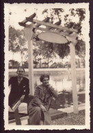 PHOTO D UN COUPLE SOUS UNE PERGOLA 6 X 9 CM - Anonieme Personen