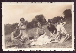 PHOTO DE PERSONNE DEJEUNANT SUR L HERBE 9 X 6 CM - Anonyme Personen