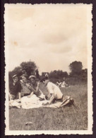 PHOTO DE PERSONNE DEJEUNANT SUR L HERBE 6 X 9 CM - Anonyme Personen