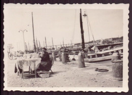 PHOTO D UNE DENTELLIERE PRES D UN PORT 8.5 X 6 CM - Personnes Anonymes