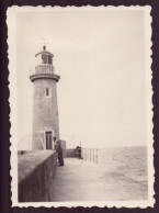 PHOTO D UN HOMME PRES D UN PHARE 6 X 8.5 CM - Anonyme Personen