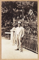 06294 / Carte-Photo Homme à Moustache Chapeau Canne Costume Rayé Jardin Public 1910s AS De TREFLE - Mode