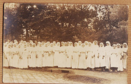 06296 / Ethnic France Carte-Photo 1915s Groupe D'infirmières Religieuses ? Coiffe Robe Blanche  - Salute