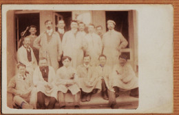 06320 / Carte-Photo 1910s Métier à Identifier Groupe D'ouvriers En Blouse Blanche  - Sonstige & Ohne Zuordnung