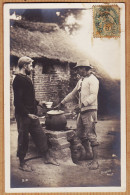 06319 / Carte-Photo DULONG Métier Forestier Chaumières 2 Hommes Pieds-nus Autour D'une Marmite 1900s - Other & Unclassified