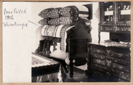 06344 / Carte-Photo Tchecoslovaquie Anna CUPOR 1902 Intérieur Maison Meuble  Broderie Drap Czechoslovakia - Tsjechië