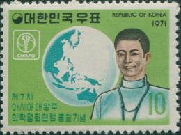 Korea South 1971 SG973 10w Doctor And Globe MNH - Corée Du Sud