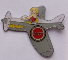 AB430 Pin's Pin'up Pin'ups LUCKY PLACE TABAC Avion Qualité époxy Achat Immédiat - Pin-ups