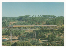 SUR LE PONT DE LUSO UN TRAIN " EXPRESS" VERS LISBOA EST REMORQUÉ PAR UNE DIESEL SÉRIE 1401/1467 AOÛT 1973 - Trains