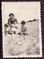 PHOTO D UNE FEMME AVEC SES ENFANTS A LA PLAGE 6 X 8.5 CM - Anonymous Persons