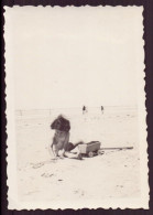 PHOTO D UN ENFANT JOUANT DANS LE SABLE 6 X 8.5 CM - Anonyme Personen