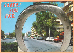 Ppgf/ CPSM Grand Format - ALPES MARITIMES - CAGNES SUR MER - UNE RUE ANIMÉE, AUTOMOBILES - Cagnes-sur-Mer