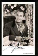 AK Schauspieler O. W. Fischer Mit Halstuch, Mit Original Autograph  - Schauspieler