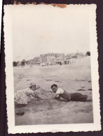 PHOTO D UN HOMME ET SA FILLE JOUANT DANS LE SABLE 7 X 9 CM - Anonymous Persons