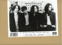 LE GROUPE DE CHANTEURS   THE GRAPES OF WRATH  . TOM HOOPER . CHRIS HOOPER . KEVIN KANE . VINCENT JONES - Célébrités