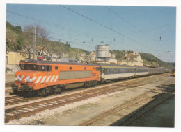 PASSAGE EN VITESSE À SANTARÉM DU SUD-EXPRESS DE PARIS A LISBOA - REMORQUÉ PAR UNE LOCO DE LA SÉRIE 2601/2612 - Trains