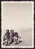 PHOTO D UN COUPLE AVEC DEUX ENFANTS A LA PLAGE 6 X 9 CM - Personnes Anonymes