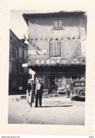 LOT SAINT CERE PLACE VIEILLE VOITURE ET COMMERCE 1955 - Lugares