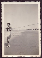 PHOTO D UNE FEMME SUR LE BORD DE MER 6 X 9 CM - Personnes Anonymes