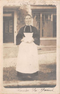 CANNES (Alpes-Maritimes) - Louise La Guénie Devant La Villa Saint-Ferdinand - Carte-Photo, Voyagé (2 Scans) - Cannes