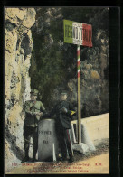 AK Grimaldi-Ventimiglia, Ponte San Luigi, Italienischer Und Französischer Grenzer Am Grenzstein  - Customs