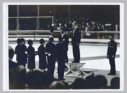 Repro Photo (18) Xèmes Jeux Olympiques D'Hiver De GRENOBLE 1968 Olympic Games 68 Remise Des Médailles Au Stade De Glace* - Altri & Non Classificati