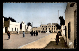 ALGERIE - SAHARA - OUARGLA - PLACE FLATTERS ET L'HOTEL DU SAHARA - VOIR ETAT - Ouargla