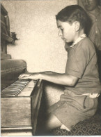 Photo  Originale ENFANT JOUANT DU PIANO - Personalidades Famosas